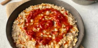 Etli keşkek, Türk mutfağının en köklü ve geleneksel yemeklerinden biri olarak bilinir. Yüzyıllardır düğünlerde, bayramlarda ve özel davetlerde sofraların baş tacı olmuştur. Anadolu’nun farklı yörelerinde kendine özgü tariflerle hazırlanması, yemeğin zengin kültürel mirasını gözler önüne serer. Konulu bir haber görseli.