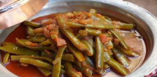 Etli Taze Fasulye Türk Mutfağının Vazgeçilmez Yemeklerinden Türk mutfağının en sevilen lezzetlerinden biri olan etli taze fasulye, hem pratikliği hem de besleyici yönüyle sofraların baş köşesinde yer alıyor. Yaz aylarında taze fasulyenin bolca bulunması, bu yemeğin özellikle mevsiminde daha sık pişirilmesine olanak tanıyor. Etle birleşen fasulyenin lezzeti, hem aile sofralarında hem de restoran menülerinde büyük ilgi görüyor. Konulu bir haber görseli.