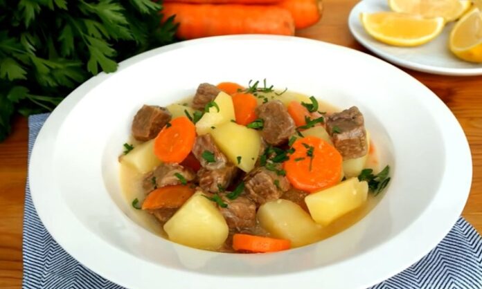 Evlerde en çok tercih edilen yemeklerden biri olan et haşlama, hem besleyici hem de lezzetli bir öğün alternatifi sunar. Yemeğin lezzeti, kullanılacak etin tazeliği ve pişirme süresine bağlı olarak değişir. Özellikle dana ve kuzu eti, haşlama yemeklerinde sıkça tercih edilir. Etin doğru şekilde haşlanması, yemeğin yumuşak ve sulu olmasını sağlar. Etin yağ oranı, kemikli veya kemiksiz oluşu da haşlamanın kıvamını etkiler. Konulu bir haber görseli.