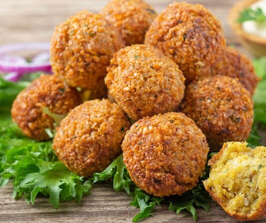 Ortadoğu mutfağının en bilinen ve sevilen lezzetlerinden biri olan Falafel, nohut veya bakla gibi baklagillerden yapılan küçük, yuvarlak köftelerdir. Baharatlarla zenginleştirilen bu karışım, kızartılarak ya da fırında pişirilerek servis edilir. Falafel, hem doyurucu hem de besleyici bir seçenek olarak öne çıkar. Konulu bir haber görseli.