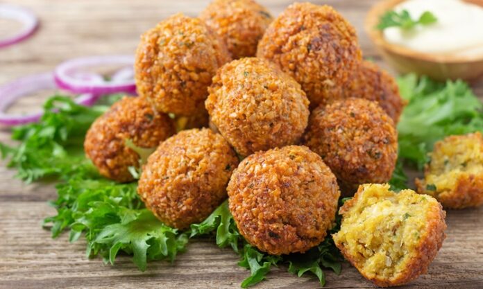 Ortadoğu mutfağının en bilinen ve sevilen lezzetlerinden biri olan Falafel, nohut veya bakla gibi baklagillerden yapılan küçük, yuvarlak köftelerdir. Baharatlarla zenginleştirilen bu karışım, kızartılarak ya da fırında pişirilerek servis edilir. Falafel, hem doyurucu hem de besleyici bir seçenek olarak öne çıkar. Konulu bir haber görseli.