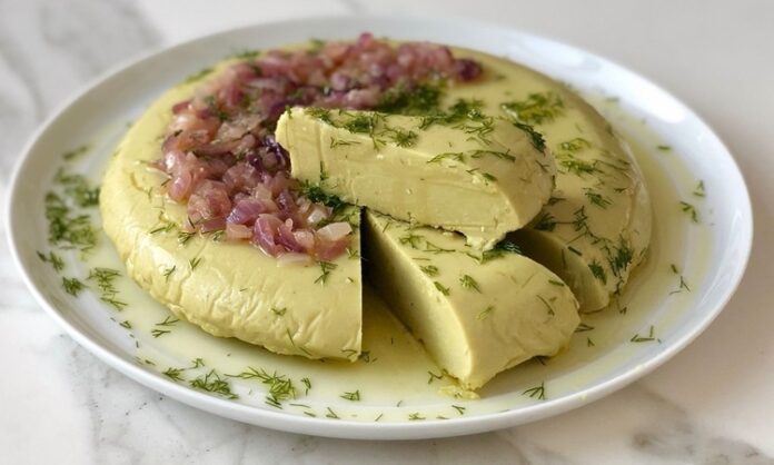 Fava, özellikle Ege mutfağının sevilen mezelerinden biridir ve hem lezzeti hem de besleyici özelliği ile öne çıkar. Fava, ezilmiş bakla, zeytinyağı ve limon ile hazırlanan, hafif ama besleyici bir mezedir. İçerdiği bakla, protein ve lif açısından zengin olduğu için hem tokluk hissi sağlar hem de sindirim sistemini destekler. Limon ve zeytinyağı, ezmenin aromasını güçlendirirken, vücuda sağlıklı yağ ve vitamin kazandırır. Konulu bir haber görseli.