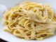 Fettucine Alfredo, İtalyan mutfağının kremalı makarna klasikleri arasında yer alır ve özellikle tereyağı ve parmesan peyniri ile hazırlanan sosuyla tanınır. Makarna, geniş ve düz fettucine hamurundan yapılır, bu sayede sosu iyice emerek kremamsı bir dokuyu elde eder. Konulu bir haber görseli.