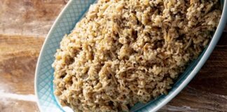 Firik pilavı, özellikle Güneydoğu Anadolu mutfağının vazgeçilmez lezzetlerinden biri olarak öne çıkıyor. Tarihi oldukça eskiye dayanan bu özel pilav, hem besleyici yapısı hem de kendine has aroması ile bilinir. Firik, olgunlaşmamış buğdayın kavrulup kurutulmasıyla elde edilir ve pilavın kendine özgü kokusunu ve tadını sağlar. Konulu bir haber görseli.