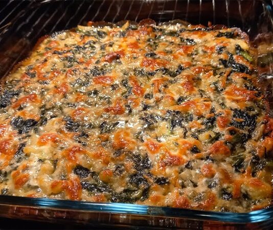 Türk mutfağında sebze yemekleri her zaman önemli bir yer tutmuştur. Özellikle fırında ıspanak, hem sağlıklı hem de pratik bir tarif olmasıyla ön plana çıkıyor. Ispanak, içerdiği demir, vitamin ve minerallerle sofraların vazgeçilmezi olurken, fırında pişirildiğinde daha farklı bir aroma kazanıyor. Fırında pişirme yöntemi sayesinde sebzenin besin değerleri korunuyor ve daha hafif bir yemek ortaya çıkıyor. Konulu bir haber görseli.