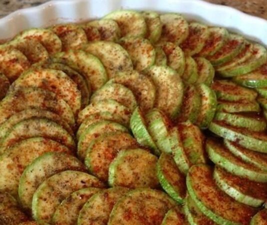 Fırında kabak, mutfakta sağlıklı ve hafif seçenekler arayanların en sevdiği tariflerden biridir. Özellikle kızartma yerine fırında pişirilmesi, kabağın besin değerlerini korumasına ve daha düşük kaloriyle tüketilmesine olanak tanır. Kabak, yapısı gereği hem sebze yemeklerinde hem de hafif atıştırmalık olarak kullanılabilir. Fırında pişirildiğinde üzerine eklenen zeytinyağı, baharatlar ve peynirle birleşerek eşsiz bir tat ortaya çıkarır. Konulu bir haber görseli.