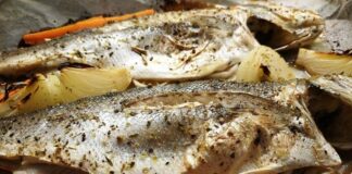 Fırında levrek, taze levrek balığının fırınlanarak hazırlanmasıyla elde edilen, hafif ve sağlıklı bir deniz ürünü yemeğidir. Omega-3 açısından zengin olan levrek, protein ve mineral içeriğiyle besleyici bir öğün sunar. Fırınlama yöntemi, balığın doğal lezzetini korurken, fazla yağ kullanımını önler ve yemeği hafif yapar. Konulu bir haber görseli.