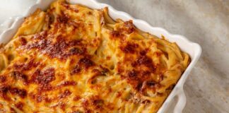 Türk mutfağında hem pratikliği hem de doyuruculuğu ile öne çıkan fırında makarna, yıllardır sofraların en sevilen yemeklerinden biridir. Özellikle kalabalık aile yemeklerinde ve davet sofralarında sıkça tercih edilen bu tarif, hem görünüşü hem de lezzetiyle beğeni kazanır. Sıcacık fırından çıkan, üzeri nar gibi kızarmış bir makarna tabağı, misafirlerin hafızasında unutulmaz bir tat bırakır. Konulu bir haber görseli.