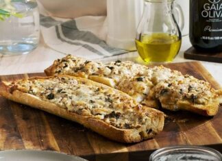 Fırında sarımsaklı ekmek, mutfak kültürlerinde hem kahvaltılarda hem de ana yemeklerin yanında sofraların baş tacı olmuştur. Taze pişmiş ekmeğin üzerinde sarımsağın aromasıyla birleşen tereyağı veya zeytinyağı, eşsiz bir lezzet yaratır. Bu fırında sarımsaklı ekmek, hem evlerde hem de restoranlarda klasik bir seçenek olarak öne çıkar. Konulu bir haber görseli.