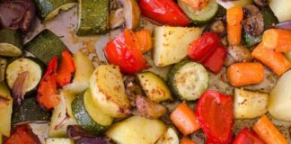 Günümüzde sağlıklı beslenme trendlerinin artmasıyla birlikte fırında sebze yemekleri daha fazla ilgi görmeye başladı. Fırında pişirilen sebzeler, vitamin ve mineral değerlerini büyük ölçüde korur. Ayrıca, yağ kullanımı minimum seviyede olduğu için hafif ve besleyici bir öğün sunar. Patates, havuç, kabak, brokoli gibi sebzeler, fırınlandığında lezzetlerini yoğun bir şekilde ortaya çıkarır ve sofralarda iştah açıcı bir seçenek oluşturur. Konulu bir haber görseli.