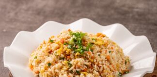 Dünya mutfağının en sevilen lezzetlerinden biri olan Fried Rice, özellikle Asya kültüründe günlük yaşamın ayrılmaz bir parçasıdır. Pirincin baharatlar, sebzeler ve çeşitli proteinlerle harmanlanmasıyla hazırlanan bu yemek, hem pratik hem de doyurucu olmasıyla öne çıkar. Farklı ülkelerde farklı tariflerle yapılan bu yemek, çok yönlülüğü sayesinde herkesin damak zevkine hitap eder. Konulu bir haber görseli.