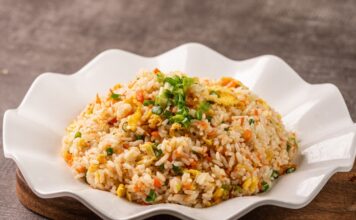 Dünya mutfağının en sevilen lezzetlerinden biri olan Fried Rice, özellikle Asya kültüründe günlük yaşamın ayrılmaz bir parçasıdır. Pirincin baharatlar, sebzeler ve çeşitli proteinlerle harmanlanmasıyla hazırlanan bu yemek, hem pratik hem de doyurucu olmasıyla öne çıkar. Farklı ülkelerde farklı tariflerle yapılan bu yemek, çok yönlülüğü sayesinde herkesin damak zevkine hitap eder. Konulu bir haber görseli.
