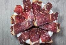 Füme et, yüzyıllardır çeşitli kültürlerde uygulanan geleneksel saklama yöntemlerinden biri olarak bilinir. Özellikle sofraların şık ve doyurucu bir parçası haline gelen füme et tabağı, günümüzde hem ev davetlerinde hem de restoran menülerinde sıkça tercih edilen özel bir sunumdur. Lezzetli, besleyici ve görsel açıdan zengin yapısıyla dikkat çeken bu tabak, farklı damak tatlarına hitap eden geniş bir çeşitliliğe sahiptir. Konulu bir haber görseli.