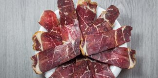 Füme et, yüzyıllardır çeşitli kültürlerde uygulanan geleneksel saklama yöntemlerinden biri olarak bilinir. Özellikle sofraların şık ve doyurucu bir parçası haline gelen füme et tabağı, günümüzde hem ev davetlerinde hem de restoran menülerinde sıkça tercih edilen özel bir sunumdur. Lezzetli, besleyici ve görsel açıdan zengin yapısıyla dikkat çeken bu tabak, farklı damak tatlarına hitap eden geniş bir çeşitliliğe sahiptir. Konulu bir haber görseli.