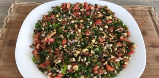 Gavurdağı Salatası, özellikle Güneydoğu Anadolu ve Akdeniz bölgelerinde sofraların vazgeçilmez lezzetlerinden biridir. Adını, özellikle Antep ve çevresinde yetişen taze malzemelerden alan bu salata, hem hafif hem de besleyici bir alternatif olarak öne çıkar. Salatanın temel özelliği, taze sebzelerin ve yöresel baharatların bir araya gelerek ortaya eşsiz bir tat çıkarmasıdır. Konulu bir haber görseli.