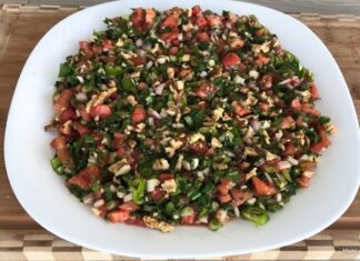 Gavurdağı Salatası, özellikle Güneydoğu Anadolu ve Akdeniz bölgelerinde sofraların vazgeçilmez lezzetlerinden biridir. Adını, özellikle Antep ve çevresinde yetişen taze malzemelerden alan bu salata, hem hafif hem de besleyici bir alternatif olarak öne çıkar. Salatanın temel özelliği, taze sebzelerin ve yöresel baharatların bir araya gelerek ortaya eşsiz bir tat çıkarmasıdır. Konulu bir haber görseli.