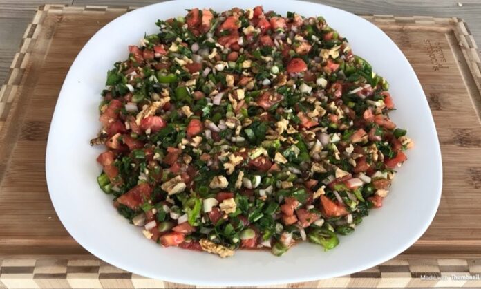 Gavurdağı Salatası, özellikle Güneydoğu Anadolu ve Akdeniz bölgelerinde sofraların vazgeçilmez lezzetlerinden biridir. Adını, özellikle Antep ve çevresinde yetişen taze malzemelerden alan bu salata, hem hafif hem de besleyici bir alternatif olarak öne çıkar. Salatanın temel özelliği, taze sebzelerin ve yöresel baharatların bir araya gelerek ortaya eşsiz bir tat çıkarmasıdır. Konulu bir haber görseli.