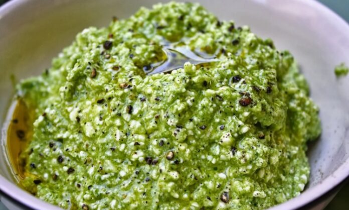 Girit ezmesi, özellikle Ege mutfağının sevilen mezelerinden biridir ve hem hafifliği hem de besleyici özelliği ile öne çıkar. Girit ezmesi, közlenmiş patlıcan, yoğurt, sarımsak, zeytinyağı ve limon ile hazırlanan, hem lezzetli hem de sağlıklı bir mezedir. Patlıcan, lif ve vitamin açısından zengindir, sindirim sistemini destekler ve tokluk hissi sağlar. Yoğurt ise protein ve probiyotik içerir, bağışıklık sistemini güçlendirir. Zeytinyağı ve limon, hem lezzet hem de sağlıklı yağ alımı açısından yemeğe katkı sağlar. Konulu bir haber görseli.