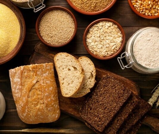 Son yıllarda beslenme trendlerinde önemli bir yere sahip olan glutensiz yemekler, özellikle gluten hassasiyeti olan bireyler için vazgeçilmez hale gelmiştir. Glutensiz beslenme, buğday, arpa ve çavdar gibi gluten içeren tahıllardan uzak durmayı gerektirir ve yalnızca doğal olarak gluten içermeyen besinlerin tüketilmesini öngörür. Bu sayede hem sindirim sorunları azaltılır hem de genel sağlık üzerinde olumlu etkiler gözlemlenir. Konulu bir haber görseli.