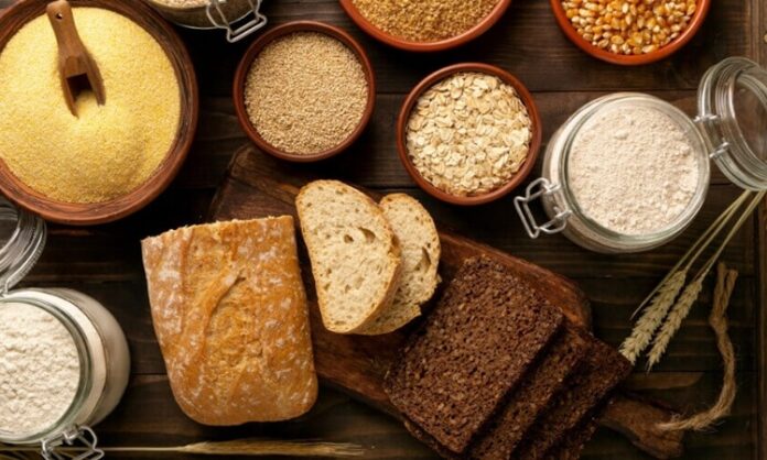 Son yıllarda beslenme trendlerinde önemli bir yere sahip olan glutensiz yemekler, özellikle gluten hassasiyeti olan bireyler için vazgeçilmez hale gelmiştir. Glutensiz beslenme, buğday, arpa ve çavdar gibi gluten içeren tahıllardan uzak durmayı gerektirir ve yalnızca doğal olarak gluten içermeyen besinlerin tüketilmesini öngörür. Bu sayede hem sindirim sorunları azaltılır hem de genel sağlık üzerinde olumlu etkiler gözlemlenir. Konulu bir haber görseli.