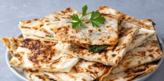 Türk mutfağının en sevilen hamur işi lezzetlerinden biri olan gözleme, geçmişten günümüze gelen bir miras olarak sofralarda yerini koruyor. Yüzyıllardır Anadolu’da farklı bölgelerde yapılan gözleme, her yörenin kendine özgü tarifleriyle çeşitlilik kazanıyor. İnce açılmış hamurun arasına konulan farklı iç harçlarıyla hazırlanan bu lezzet, sadece Türkiye’de değil, dünyada da giderek daha çok tanınmaya başlıyor. Özellikle turistlerin ilgisini çeken gözleme, geleneksel Türk kahvaltılarının ve sokak lezzetlerinin ayrılmaz bir parçası haline geldi. Konulu bir haber görseli.