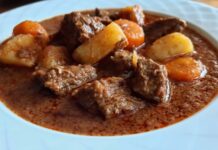 Gulaş, Orta Avrupa mutfağının en bilinen yemeklerinden biridir. Macaristan’da doğan bu yemek, yüzyıllar boyunca farklı bölgelerin damak zevklerine göre şekillenmiştir. Kökeni 9. yüzyıla kadar uzanan gulaş, ilk olarak çobanların hazırladığı etli bir yahniydi. Etin dayanıklı kalması ve uzun süre tok tutması için ateşin üzerinde ağır ağır pişirilmesi, yemeğin en karakteristik özelliğini oluşturmuştur. Zamanla baharatların ve sebzelerin eklenmesiyle birlikte gulaş sadece bir çoban yemeği olmaktan çıkıp aristokrat sofralarına kadar taşınmıştır. Konulu bir haber görseli.