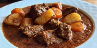 Gulaş, Orta Avrupa mutfağının en bilinen yemeklerinden biridir. Macaristan’da doğan bu yemek, yüzyıllar boyunca farklı bölgelerin damak zevklerine göre şekillenmiştir. Kökeni 9. yüzyıla kadar uzanan gulaş, ilk olarak çobanların hazırladığı etli bir yahniydi. Etin dayanıklı kalması ve uzun süre tok tutması için ateşin üzerinde ağır ağır pişirilmesi, yemeğin en karakteristik özelliğini oluşturmuştur. Zamanla baharatların ve sebzelerin eklenmesiyle birlikte gulaş sadece bir çoban yemeği olmaktan çıkıp aristokrat sofralarına kadar taşınmıştır. Konulu bir haber görseli.