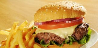 Hamburger, günümüzde hızlı yemek kültürünün en bilinen simgelerinden biridir. Ancak bu lezzetin kökenleri çok daha eskilere dayanır. Almanya’nın Hamburg şehrinden adını alan hamburger, Amerika’da popülerleşmiş ve kısa sürede küresel bir fenomen haline gelmiştir. Bugün dünyanın neredeyse her köşesinde farklı çeşitleriyle tüketilen hamburger, yalnızca bir yiyecek değil aynı zamanda modern yaşamın simgelerinden biri olmuştur. Konulu bir haber görseli.