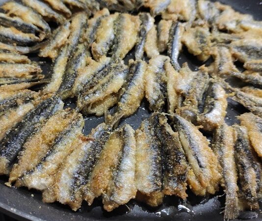 Hamsi tava, Karadeniz’in vazgeçilmez deniz ürünü hamsinin un ve baharatlarla kaplanıp kızartılmasıyla hazırlanan nefis bir yemektir. Taze hamsi, Karadeniz’in serin sularından çıkarılır çıkarılmaz tüketildiğinde en yoğun lezzetini verir. Kızartma yöntemi, balığın çıtır çıtır olmasını sağlayarak özellikle akşam yemeklerinde ve balık sofralarında sık tercih edilmesini sağlar. Konulu bir haber görseli.