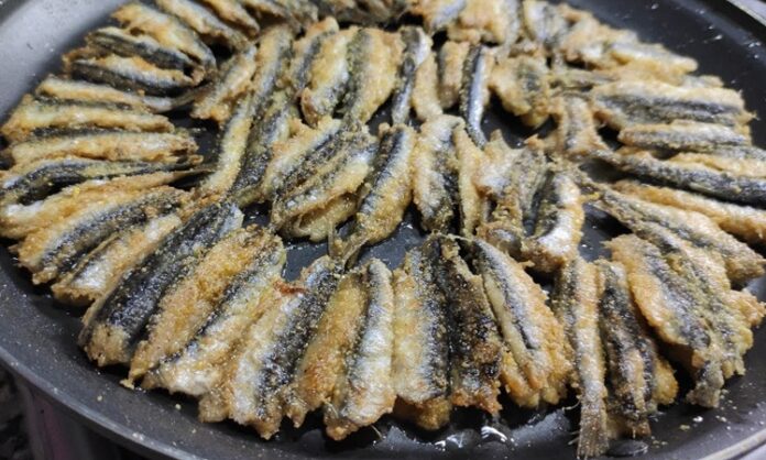 Hamsi tava, Karadeniz’in vazgeçilmez deniz ürünü hamsinin un ve baharatlarla kaplanıp kızartılmasıyla hazırlanan nefis bir yemektir. Taze hamsi, Karadeniz’in serin sularından çıkarılır çıkarılmaz tüketildiğinde en yoğun lezzetini verir. Kızartma yöntemi, balığın çıtır çıtır olmasını sağlayarak özellikle akşam yemeklerinde ve balık sofralarında sık tercih edilmesini sağlar. Konulu bir haber görseli.