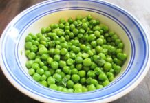 Haşlanmış bezelye, sofraların vazgeçilmez sebzelerinden biridir ve hem lezzeti hem de sağlığa katkıları ile dikkat çeker. Bezelye, vitamin ve mineral açısından oldukça zengindir. İçeriğinde bulunan yüksek miktardaki protein ve lif, sindirim sistemini desteklerken, tokluk hissi yaratır. Özellikle diyet yapanlar ve sağlıklı beslenmeyi tercih edenler için haşlanmış bezelye, ideal bir sebze olarak öne çıkar. Ayrıca bezelye, kalp sağlığını destekleyen antioksidanlar açısından da oldukça faydalıdır. Konulu bir haber görseli.