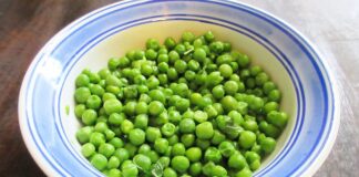 Haşlanmış bezelye, sofraların vazgeçilmez sebzelerinden biridir ve hem lezzeti hem de sağlığa katkıları ile dikkat çeker. Bezelye, vitamin ve mineral açısından oldukça zengindir. İçeriğinde bulunan yüksek miktardaki protein ve lif, sindirim sistemini desteklerken, tokluk hissi yaratır. Özellikle diyet yapanlar ve sağlıklı beslenmeyi tercih edenler için haşlanmış bezelye, ideal bir sebze olarak öne çıkar. Ayrıca bezelye, kalp sağlığını destekleyen antioksidanlar açısından da oldukça faydalıdır. Konulu bir haber görseli.