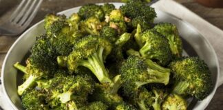 Haşlanmış brokoli, hem lezzeti hem de sağlığa faydaları ile sofralarda önemli bir yer edinmiştir. Özellikle sebze ağırlıklı beslenmeyi tercih edenlerin favorilerinden biri olan bu yemek, kısa sürede hazırlanabilmesi sayesinde pratik bir seçenek sunar. Taze brokoli dallarının sıcak suda haşlanarak servis edilmesi, hem doğal rengini korumasını sağlar hem de besin değerlerinin büyük kısmını muhafaza eder. Konulu bir haber görseli.