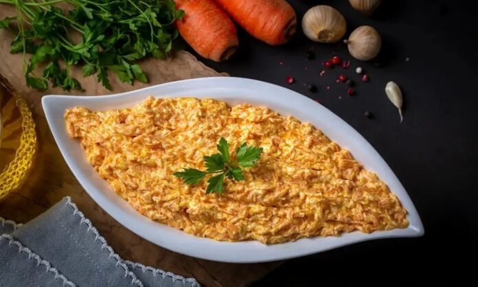 Havuç Tarator, Türk mutfağının en sevilen mezelerinden biri olarak öne çıkar. Özellikle akşam yemeklerinde veya davet sofralarında hafif ve lezzetli bir başlangıç olarak servis edilir. Havuç taratorun kökeni Anadolu mutfağına dayanmakla birlikte, zamanla farklı yöresel tariflerle çeşitlenmiştir. Konulu bir haber görseli.