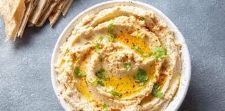 Humus, Orta Doğu mutfağının en bilinen ve sevilen mezelerinden biridir. Başlıca malzemeleri nohut, tahin, limon suyu, sarımsak ve zeytinyağı olan bu özel tarif, yüzyıllardır sofralarda yerini almaktadır. Tarihi çok eski dönemlere dayanan humus, özellikle Lübnan, Suriye, Filistin ve Türkiye gibi bölgelerde yaygın olarak tüketilir. Bugün ise dünya genelinde sağlıklı bir atıştırmalık ya da ana yemek yanında tamamlayıcı olarak tercih edilmektedir. Konulu bir haber görseli.