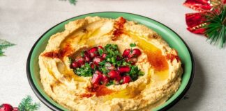 Humuslu Sandviç, geleneksel Ortadoğu lezzeti humusun taze ekmek veya lavaş arasına konularak hazırlandığı pratik bir öğün seçeneğidir. Protein ve lif açısından zengin olan humus, nohut bazlı yapısı sayesinde doyurucu ve besleyici bir alternatiftir. Sandviçlerin içine domates, salatalık, marul, biber ve çeşitli yeşillikler eklenerek vitamin değerleri artırılır. Konulu bir haber görseli.