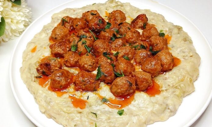 Türk mutfağının klasikleşmiş lezzetlerinden biri olan hünkar beğendi, Osmanlı saray mutfağından günümüze uzanan bir yemek olarak bilinir. Patlıcanın közlenip püre haline getirilmesi ve üzerine et veya kuzu etinin eklenmesiyle hazırlanan bu yemek, hem göze hem damağa hitap eder. Tarih boyunca hem özel günlerde hem de günlük sofralarda hazırlanmış olan hünkar beğendi, kültürel bir miras olarak ön plana çıkar. Konulu bir haber görseli.