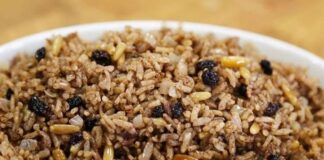 İç pilav, Türk mutfağının en köklü tariflerinden biri olarak öne çıkar. Hem özel günlerde hem de günlük sofralarda sıkça tercih edilen bu yemek, taneli yapısı ve zengin aromasıyla bilinir. Tarih boyunca düğünler, bayramlar ve davet sofralarının vazgeçilmezi olmuştur. Konulu bir haber görseli.