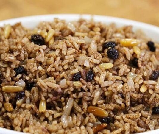 İç pilav, Türk mutfağının en köklü tariflerinden biri olarak öne çıkar. Hem özel günlerde hem de günlük sofralarda sıkça tercih edilen bu yemek, taneli yapısı ve zengin aromasıyla bilinir. Tarih boyunca düğünler, bayramlar ve davet sofralarının vazgeçilmezi olmuştur. Konulu bir haber görseli.