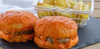 Türk mutfağının kendine has sokak lezzetleri arasında özel bir yere sahip olan ıslak hamburger, İstanbul’un özellikle Taksim Meydanı çevresinde ün kazanmıştır. Yoğun gece hayatı, hareketli caddeleri ve hızlı yaşam temposuyla birlikte bu lezzet, hem doyurucu hem de pratik bir çözüm sunar. İlk bakışta klasik bir hamburgeri andırsa da onu farklı kılan şey, sosu ve pişirme yöntemidir. Konulu bir haber görseli.