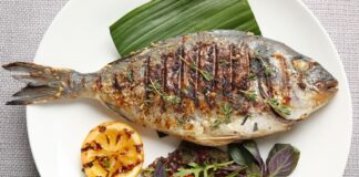 Izgara çipura, taze çipura balığının ızgara yöntemiyle pişirilerek sofralara taşındığı hafif ve sağlıklı bir deniz ürünü yemeğidir. Akdeniz mutfağının vazgeçilmezlerinden olan çipura, omega-3 açısından zengin içeriğiyle sağlıklı bir protein kaynağıdır. Izgara yöntemi sayesinde balığın doğal lezzeti korunur, fazla yağ kullanılmadan hazırlanır ve yemeğin kalori değeri düşürülür. Konulu bir haber görseli.