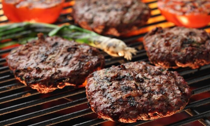 Türk mutfağının en sevilen yemeklerinden biri olan ızgara köfte, yüzyıllardır sofralarda kendine özel bir yer edinmiştir. Etin özenle yoğrulması, baharatlarla harmanlanması ve kömür ateşinde pişirilmesi, bu yemeği hem lezzetli hem de doyurucu hale getirir. Anadolu’dan Balkanlar’a kadar geniş bir coğrafyada bilinen bu yemek, kültürel bağları da yansıtır. Konulu bir haber görseli.