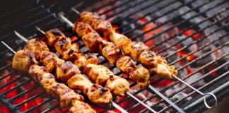 Izgara tavuk, hem evlerde hem de restoranlarda en çok tercih edilen yemeklerden biridir. Hafifliği ve lezzeti sayesinde, sağlıklı beslenmeyi öncelik edinenler için ideal bir seçenektir. Tavuk etinin düşük yağ oranı ve yüksek protein içeriği, bu yemeği besleyici ve doyurucu kılar. Konulu bir haber görseli.