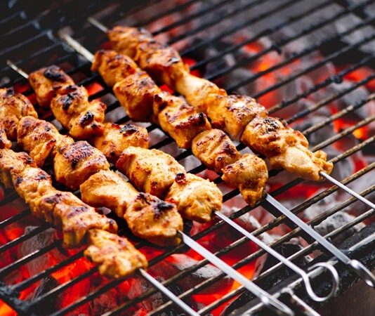 Izgara tavuk, hem evlerde hem de restoranlarda en çok tercih edilen yemeklerden biridir. Hafifliği ve lezzeti sayesinde, sağlıklı beslenmeyi öncelik edinenler için ideal bir seçenektir. Tavuk etinin düşük yağ oranı ve yüksek protein içeriği, bu yemeği besleyici ve doyurucu kılar. Konulu bir haber görseli.