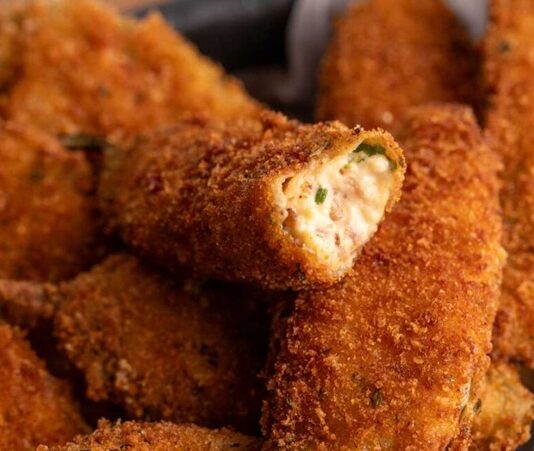Jalapeno popper, özellikle Amerika ve Meksika mutfağında öne çıkan, baharatlı ve peynir dolgusuyla dikkat çeken bir atıştırmalıktır. Bu lezzetli yiyecek, adını ana malzemesi olan jalapeno biberlerinden alır ve genellikle içi krem peynir veya cheddar ile doldurulur. İlk olarak 1980’lerde popülerleşen jalapeno popper, kısa sürede fast food restoranları ve ev mutfaklarının favori atıştırmalıkları arasında yerini almıştır. Konulu bir haber görseli.
