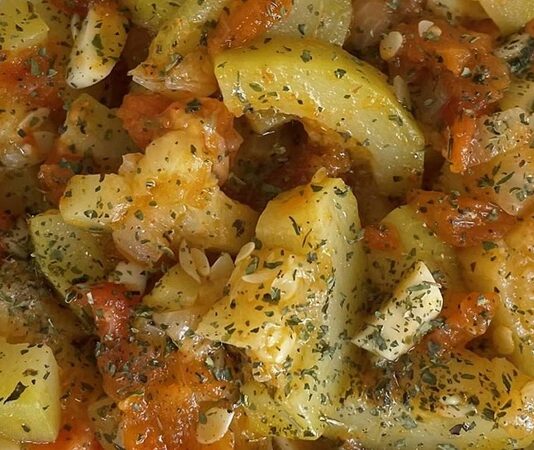 Kabak yemeği, Türk mutfağının en sevilen sebze yemeklerinden biridir. Kabak, besleyici ve düşük kalorili bir sebze olarak hem sağlıklı öğünler için hem de lezzetli tarifler için sıkça tercih edilir. Tarih boyunca köy mutfaklarından şehir sofralarına kadar uzanan bu yemek, basit malzemelerle hazırlanmasına rağmen sofralarda doyurucu bir seçenek sunar. Konulu bir haber görseli.