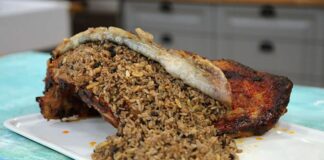 Türk mutfağının en özel yemeklerinden biri olan kaburga dolması, özellikle Güneydoğu Anadolu Bölgesi’nde köklü bir geçmişe sahiptir. Tarihi Osmanlı mutfağına kadar uzanan bu yemek, özellikle Diyarbakır ve çevresinde bayram sofralarının, düğünlerin ve özel kutlamaların en gözde ana yemeklerinden biri olarak bilinir. Kaburga dolması, hazırlanışındaki özen ve pişirme yöntemindeki sabır ile adeta bir kültürel miras olarak nesillerden nesillere aktarılmaktadır. Konulu bir haber görseli.