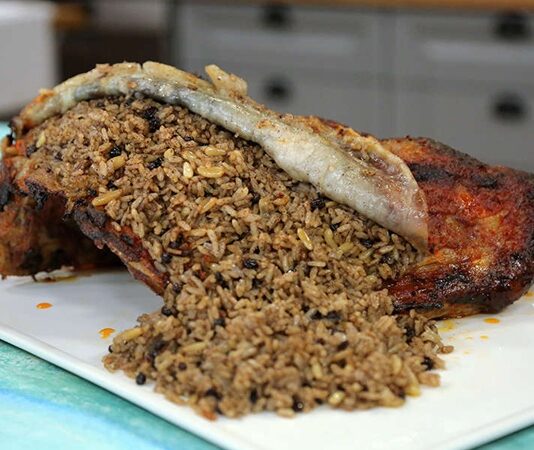 Türk mutfağının en özel yemeklerinden biri olan kaburga dolması, özellikle Güneydoğu Anadolu Bölgesi’nde köklü bir geçmişe sahiptir. Tarihi Osmanlı mutfağına kadar uzanan bu yemek, özellikle Diyarbakır ve çevresinde bayram sofralarının, düğünlerin ve özel kutlamaların en gözde ana yemeklerinden biri olarak bilinir. Kaburga dolması, hazırlanışındaki özen ve pişirme yöntemindeki sabır ile adeta bir kültürel miras olarak nesillerden nesillere aktarılmaktadır. Konulu bir haber görseli.