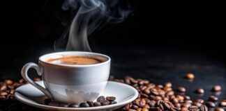 Kahve, yüzyıllardır hem sosyal hem de kültürel bir içecek olarak dünya genelinde tüketilmektedir. Etiyopya kökenli bu içecek, Osmanlı’dan Avrupa’ya, oradan da tüm dünyaya yayılmıştır. Kahve, sadece bir içecek değil, aynı zamanda sohbetlerin, iş toplantılarının ve günlük ritüellerin ayrılmaz bir parçasıdır. Konulu bir haber görseli.