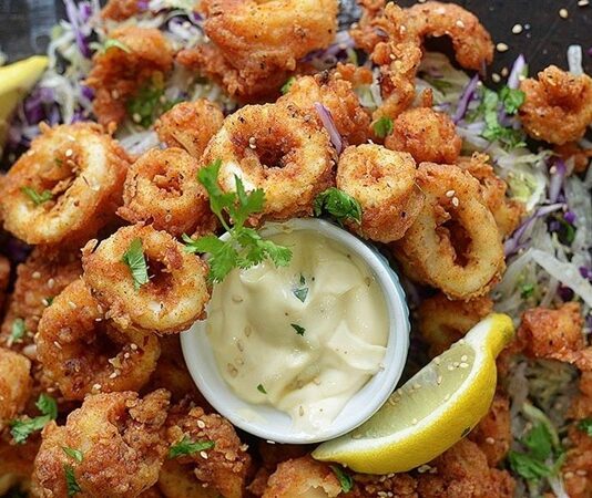 Kalamar tava, deniz ürünleri sevenlerin favorisi olan bir lezzettir. Hafif çıtır dış yüzeyi ve yumuşak iç dokusuyla sofraların vazgeçilmez tatlarından biri olarak öne çıkar. Özellikle balık restoranlarının menülerinde sıkça rastlanan bu yemek, evde de özenle hazırlanabilir. Bugün, kalamar tavanın tarihinden yapılışına, sunum önerilerinden sağlığa katkılarına kadar pek çok detayına değineceğiz. Konulu bir haber görseli.